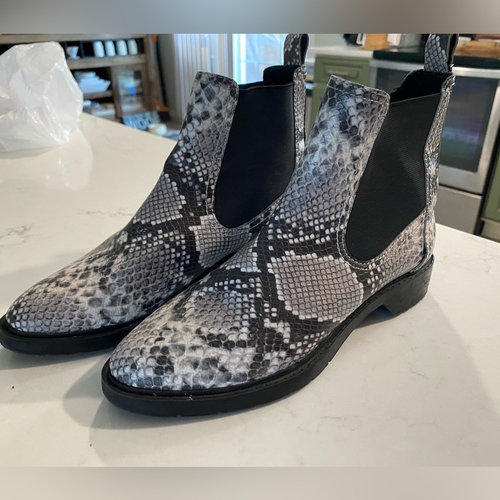 Treasure & Bond "Gabriella" Chelsea boots Size 6